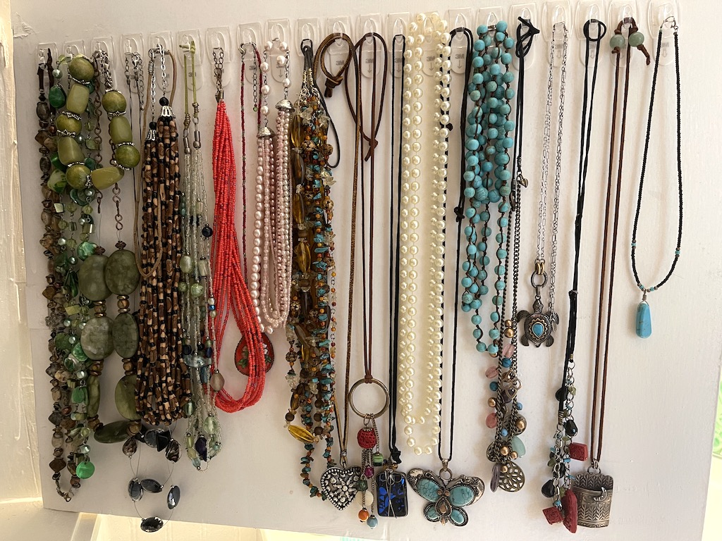 50 Ways to Organize - Necklaces